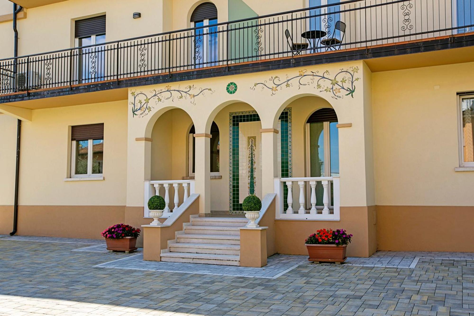 Villa Mimosa - Appartamento 1 - Happy Rentals Desenzano del Garda Buitenkant foto
